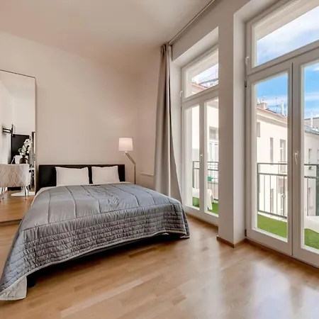 Ferdinand Palace Studio With Balcony דירה *